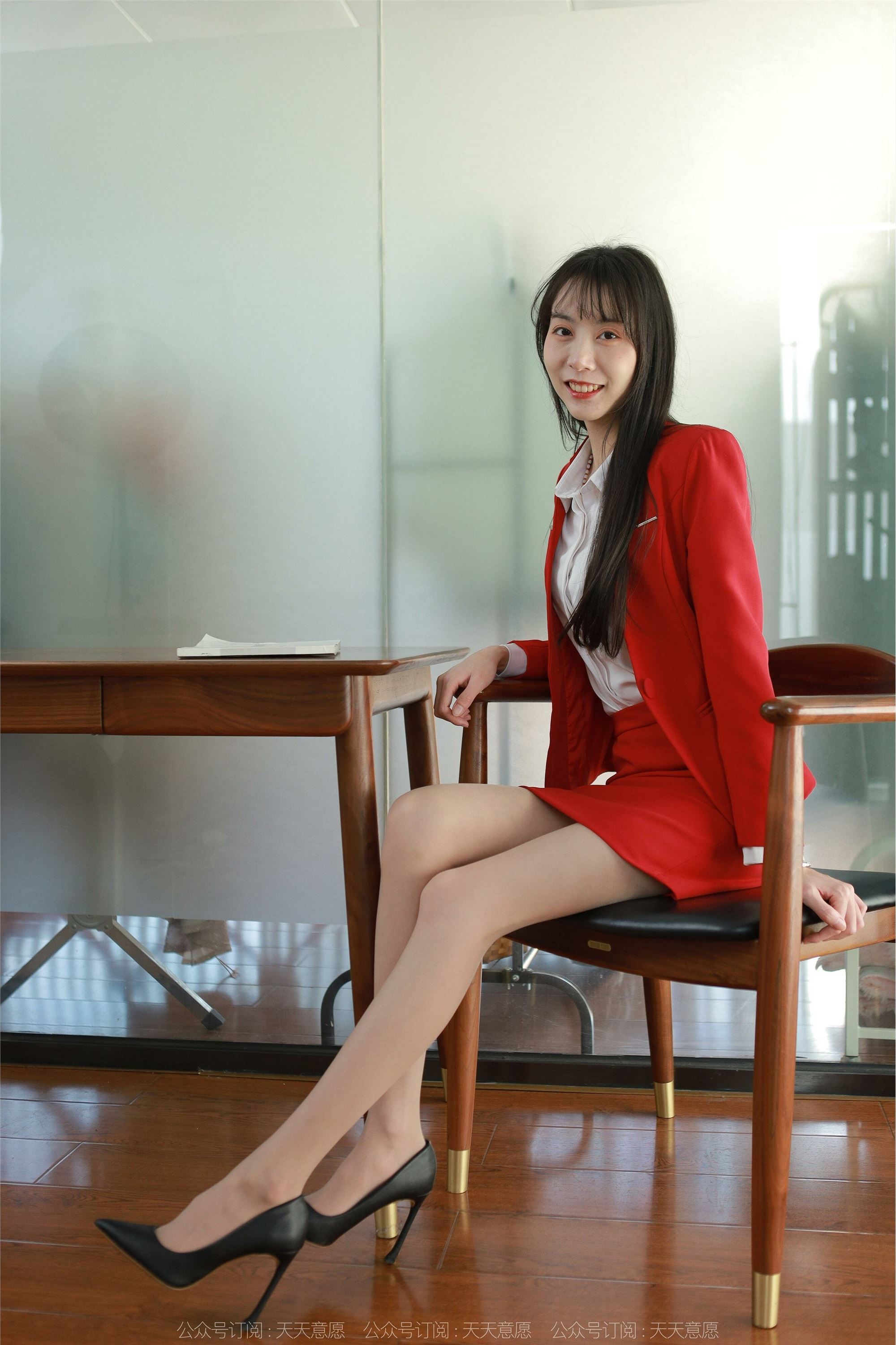 IESS异思趣向  2022.04.17 丝享家 1062：团团《红裙长腿OL》